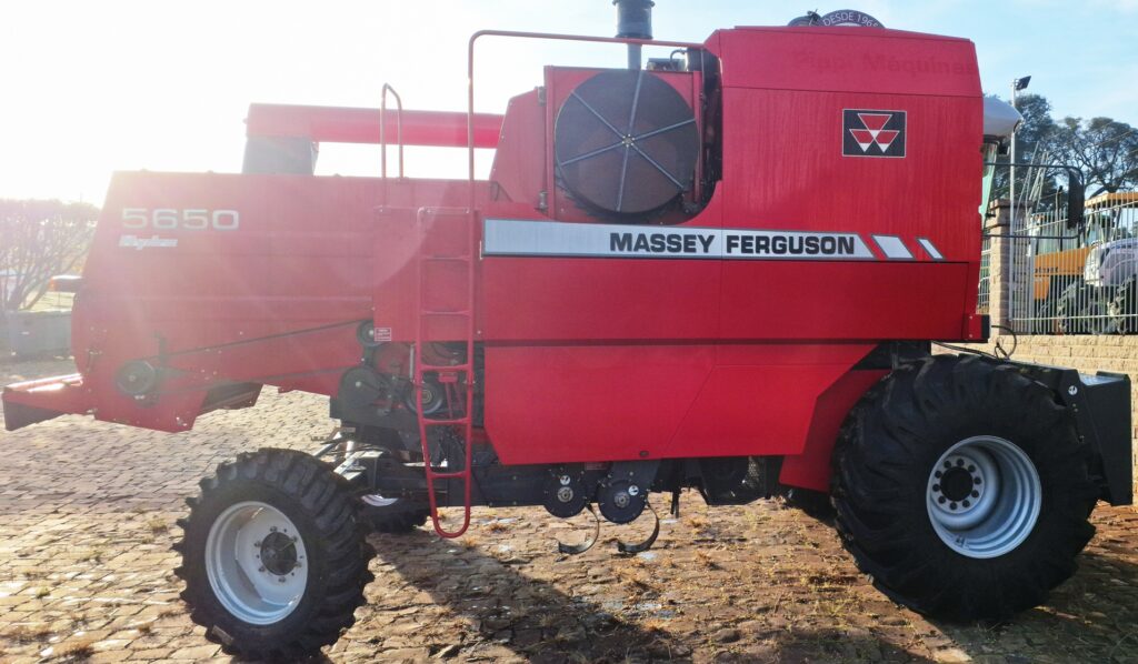 Colheitadeira Massey Fergusson - MF 5650 - hydro - Ano 2015